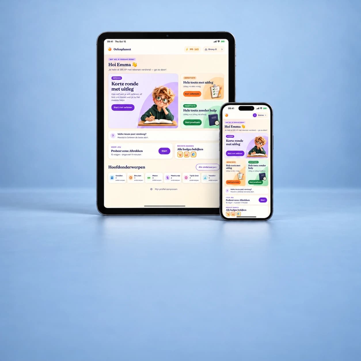 Een productimpressie van de Oefenplaneet-app op een iPad met daarvoor een iPhone, tegen een zachtblauwe achtergrond.